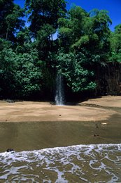 Archipel-des-Comores;-Cascade;-Chute-deau;-Forêt;-France;-Kaleidos;-Kaleidos-images;-La-parole-à-limage;-Laurent-Abad;-Mayotte;-Océan-Indien;-Paysage;-Plage;-Stories-Pictures;-Vagues